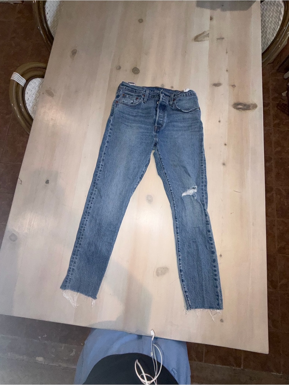 Levi's Women's Skinny Jeans in Faded Blue with Knee Rip